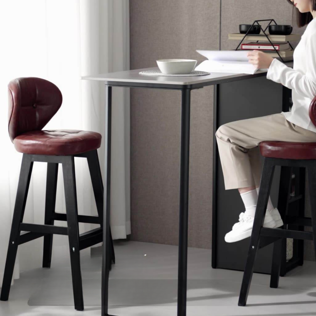 Arvid – Stilren Barstol i Massiv Ek med Läderklädd Sits